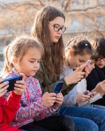 הנתונים המדאיגים אינם משאירים מקום רב לספק: משהו עמוק קרה לדור שלם | שאטרסטוק