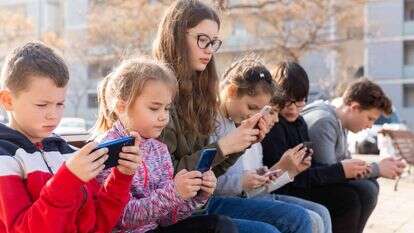 הנתונים המדאיגים אינם משאירים מקום רב לספק: משהו עמוק קרה לדור שלם | שאטרסטוק