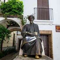 ביקש לשקם את האחידות והסמכות ההלכתית. פסל הרמב"ם בעיר הולדתו קורדובה | שאטרסטוק