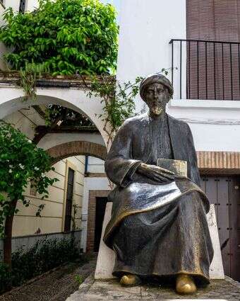 ביקש לשקם את האחידות והסמכות ההלכתית. פסל הרמב"ם בעיר הולדתו קורדובה | שאטרסטוק