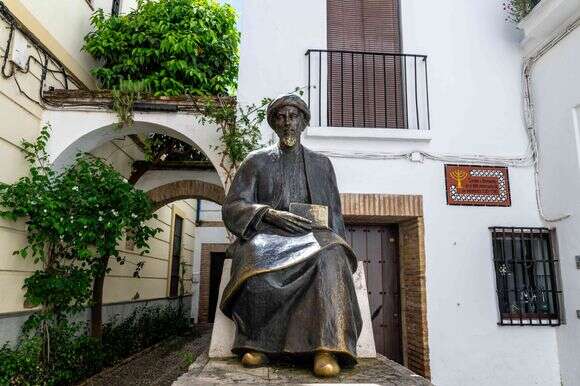 פסל הרמב"ם בעיר הולדתו קורדובה | שאטרסטוק