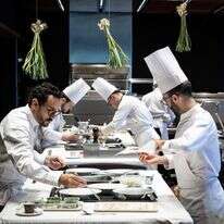 השף בעל שלושה כוכבי מישלן סזאר טרויסגרוס (משמאל) מבשל במסעדת המלון שלו "Le Bois sans Feuilles" | AFP