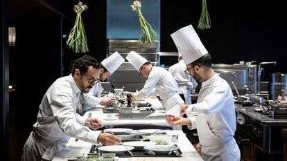 השף בעל שלושה כוכבי מישלן סזאר טרויסגרוס (משמאל) מבשל במסעדת המלון שלו "Le Bois sans Feuilles" | AFP