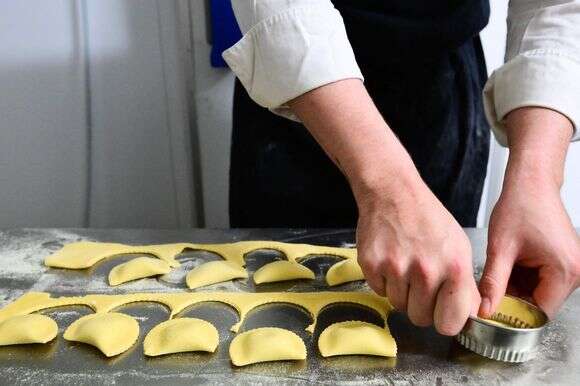 שף מכין רביולי, לקראת המשחקים האולימפיים מילאנו קורטינה 2026 | AFP