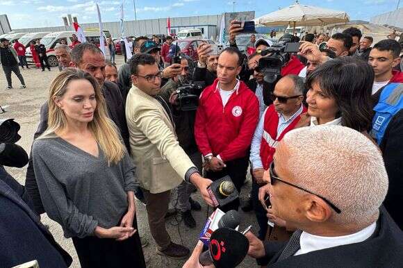 "הם מעדיפים שיפרסמו שהם תורמים אוכל לילדי עזה". אנג'לינה ג'ולי בצד המצרי של מעבר רפיח, בשבוע שעבר | איי.אף.פי "הם מעדיפים שיפרסמו שהם תורמים אוכל לילדי עזה". אנג'לינה ג'ולי בצד המצרי של מעבר רפיח, בשבוע שעבר | איי.אף.פי