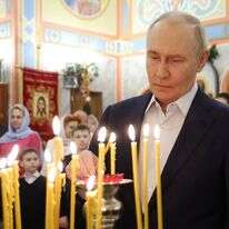 נשיא רוסיה ולדימיר פוטין בכנסייה הממוקמת בשטח יחידה צבאית במחוז מוסקבה | Vyacheslav PROKOFYEV / POOL / AFP