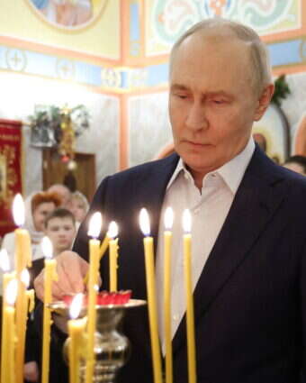 נשיא רוסיה ולדימיר פוטין בכנסייה הממוקמת בשטח יחידה צבאית במחוז מוסקבה | Vyacheslav PROKOFYEV / POOL / AFP