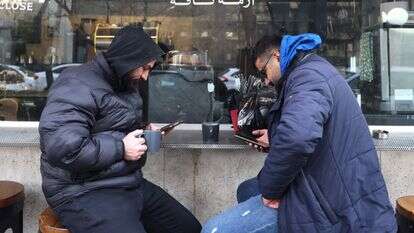 אזרחי איראן משתמשים בסמארטפונים שלהם בטהרן, השבוע | AFP