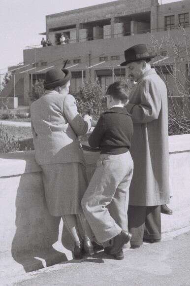 שרת ומשפחתו בנמל התעופה לוד לפני נסיעה לארה"ב | דוד אלדן, לע"מ