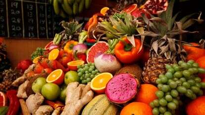 פירות טריים למכירה בדוכן מיצים טריים בשוק מחנה יהודה | מרים אלסטר/Flash90