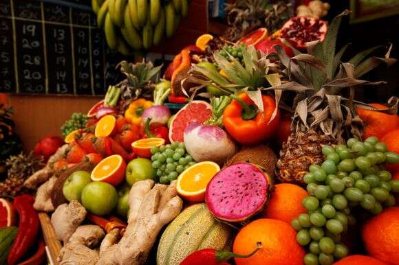 פירות טריים למכירה בדוכן מיצים טריים בשוק מחנה יהודה | מרים אלסטר/Flash90