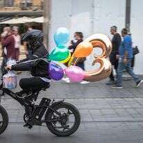 שליח נושא בלונים רוכב על אופניו ברחוב יפו במרכז העיר ירושלים | Olivier Fitoussi/Flash90