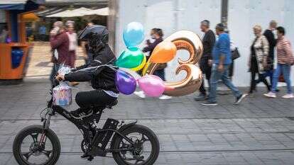 שליח נושא בלונים רוכב על אופניו ברחוב יפו במרכז העיר ירושלים | Olivier Fitoussi/Flash90