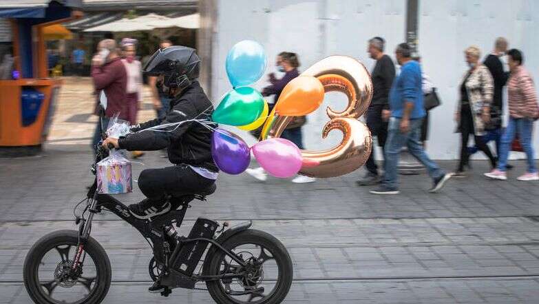 שליח נושא בלונים רוכב על אופניו ברחוב יפו במרכז העיר ירושלים | Olivier Fitoussi/Flash90 שליח נושא בלונים רוכב על אופניו ברחוב יפו במרכז העיר ירושלים | Olivier Fitoussi/Flash90