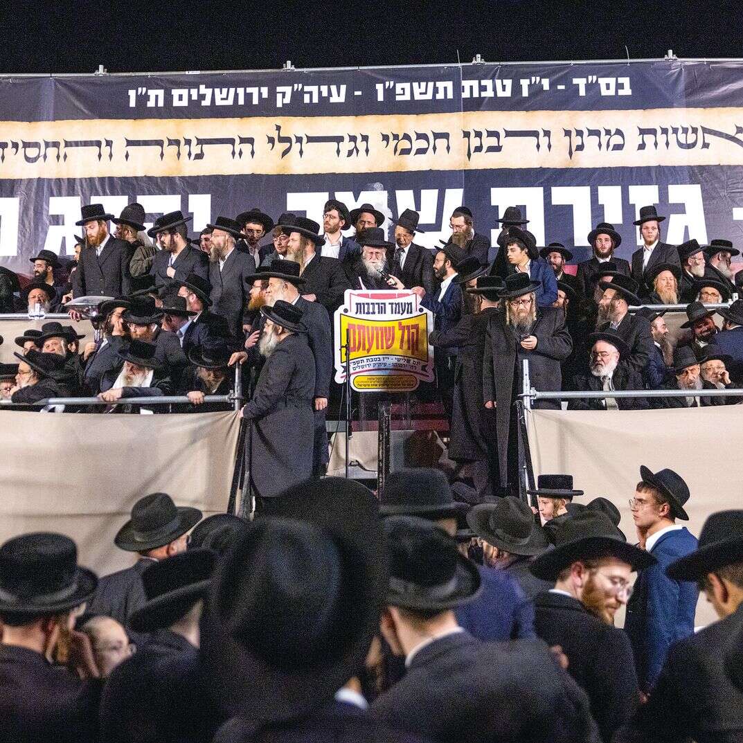 במת הרבנים בהפגנת החרדים בירושלים, שבה נדרס הנער יוסף איזנטל | חיים גולדברג, פלאש 90 במת הרבנים בהפגנת החרדים בירושלים, שבה נדרס הנער יוסף איזנטל | חיים גולדברג, פלאש 90