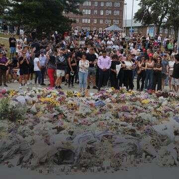 אנדרטה מחוץ לחוף בונדי בסידני, יום לאחר פיגוע הירי | AP