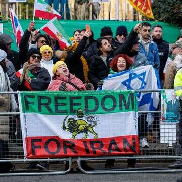 מחאות נגד המשטר האיראני | EPA/TOLGA AKMEN