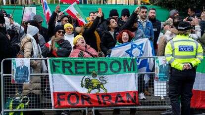 מחאות נגד המשטר האיראני | EPA/TOLGA AKMEN