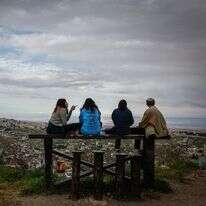 אנשים מביטים בנוף מגבעת התורמוסים בירושלים | נתי שוחט/Flash90