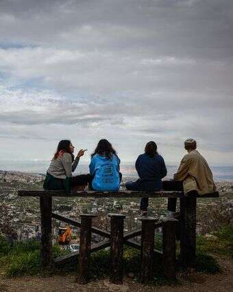 אנשים מביטים בנוף מגבעת התורמוסים בירושלים | נתי שוחט/Flash90