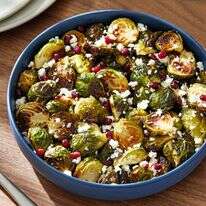 כרוב ניצנים קלוי יעם רוטב רימון, פטה ובצלצלי שאלוט קלויים | טום מקורקל/עבור הוושינגטון פוסט