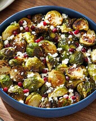 כרוב ניצנים קלוי יעם רוטב רימון, פטה ובצלצלי שאלוט קלויים | טום מקורקל/עבור הוושינגטון פוסט