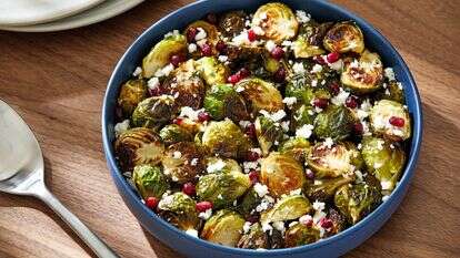 כרוב ניצנים קלוי יעם רוטב רימון, פטה ובצלצלי שאלוט קלויים | טום מקורקל/עבור הוושינגטון פוסט