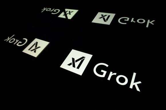 הלוגו של Grok, צ'אטבוט מבוסס בינה מלאכותית גנרטיבית שפותח על ידי חברת הבינה המלאכותית האמריקאית xAI | ליונל בונוונטורה / AFP