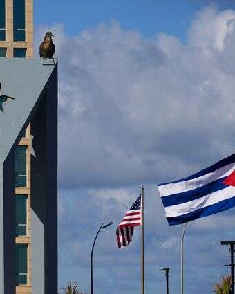 דגל קובה מתנוסס לחצי התורן ב"אנטי-אימפריאליסט טריביון" ליד שגרירות ארה"ב בהוואנה | AP/רמון אספינוסה