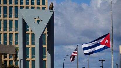 דגל קובה מתנוסס לחצי התורן ב"אנטי-אימפריאליסט טריביון" ליד שגרירות ארה"ב בהוואנה | AP/רמון אספינוסה