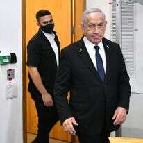 רה"מ נתניהו מגיע לאולם בית המשפט המחוזי בתל אביב, לפני תחילת עדותו במשפט נגדו, יולי 2025 | ראובן קסטרו, פול
