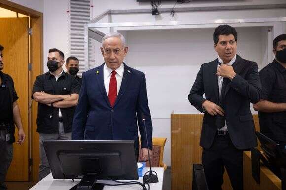 בנימין נתניהו מגיע לאולם בית המשפט המחוזי בתל אביב, לפני תחילת עדותו במשפט נגדו, ספטמבר 2025 | מרים אלסטר - פלאש90