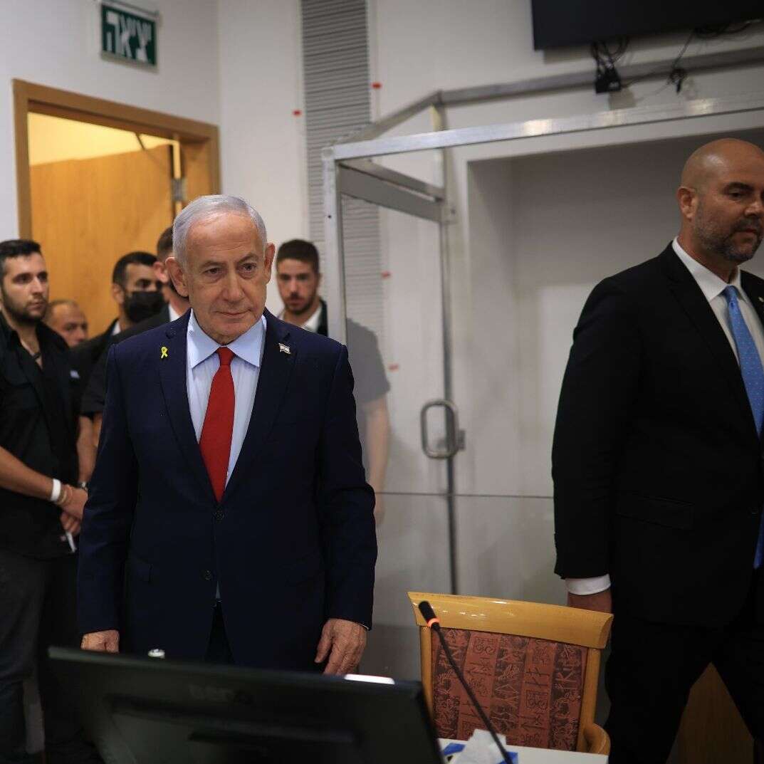 בנימין נתניהו מגיע לאולם בית המשפט המחוזי בתל אביב, לפני תחילת עדותו במשפט נגדו, ספטמבר 2025 | איתי רון - POOL