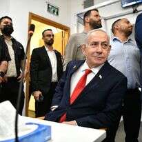 בנימין נתניהו מגיע לאולם בית המשפט המחוזי בתל אביב, במשפט נגדו, אוקטובר 2025 | ראובן קסטרו - POOL