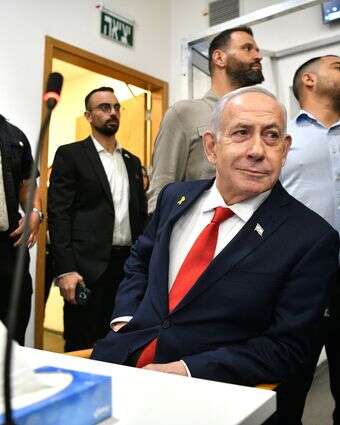 בנימין נתניהו מגיע לאולם בית המשפט המחוזי בתל אביב, במשפט נגדו, אוקטובר 2025 | ראובן קסטרו - POOL