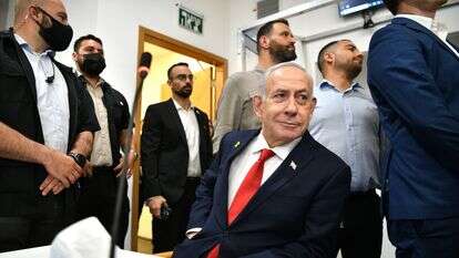 בנימין נתניהו מגיע לאולם בית המשפט המחוזי בתל אביב, במשפט נגדו, אוקטובר 2025 | ראובן קסטרו - POOL