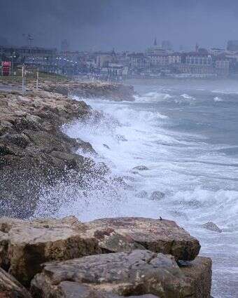 סערה בחופי תל אביב | אבשלום ששוני, פלאש 90
