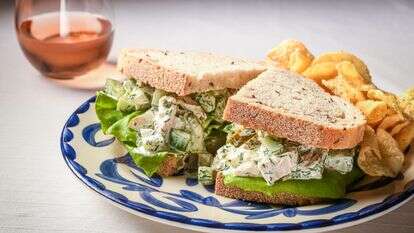 סלט עוף עם חמוצים ושמיר | ריי לופז / עבור הוושינגטון פוסט