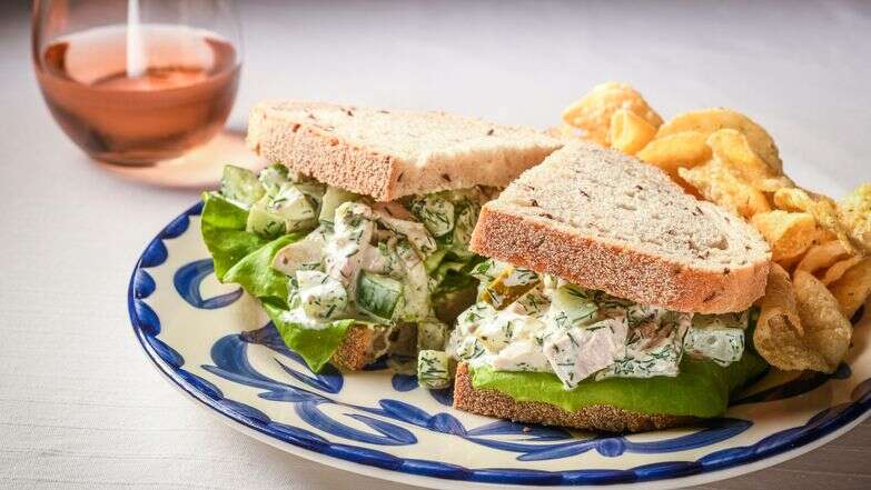 סלט עוף עם חמוצים ושמיר | ריי לופז / עבור הוושינגטון פוסט