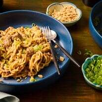 אטריות בוטנים חריפות עם בשר בקר טחון | לורן בולבין/הוושינגטון פוסט