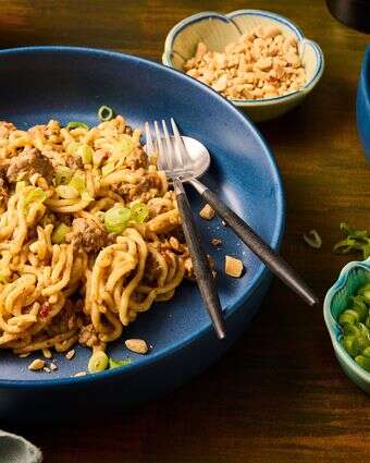 אטריות בוטנים חריפות עם בשר בקר טחון | לורן בולבין/הוושינגטון פוסט