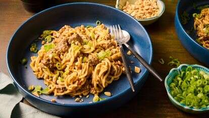 אטריות בוטנים חריפות עם בשר בקר טחון | לורן בולבין/הוושינגטון פוסט