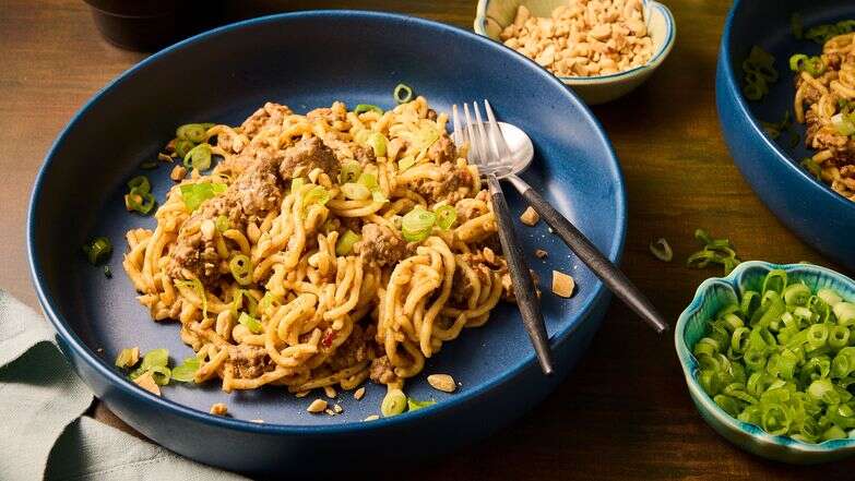 אטריות בוטנים חריפות עם בשר בקר טחון | לורן בולבין/הוושינגטון פוסט