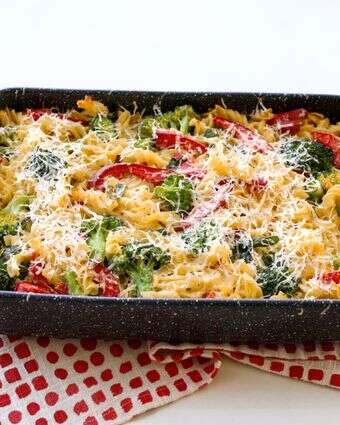 פשטידת פסטה עם ברוקולי ופלפל אדום | אפרת ליכטנשטט