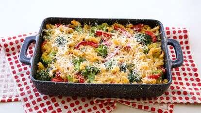 פשטידת פסטה עם ברוקולי ופלפל אדום | אפרת ליכטנשטט