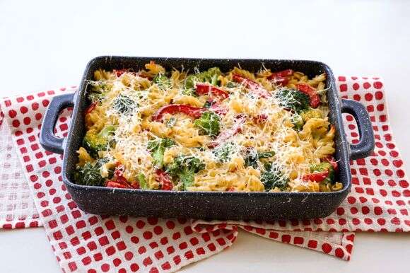 פשטידת פסטה עם ברוקולי ופלפל אדום | אפרת ליכטנשטט