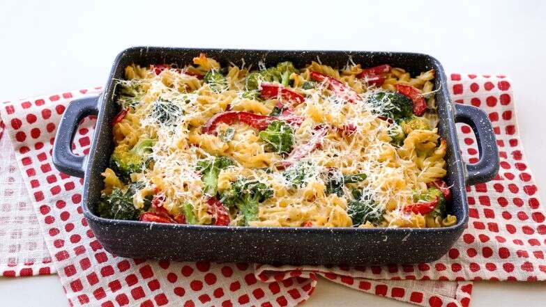 פשטידת פסטה עם ברוקולי ופלפל אדום | אפרת ליכטנשטט