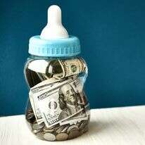 לשים חיסכון לילד שזה עתה נולד, למשך עשר שנים בריבית של 3%, זה לקבע עבורו תשואה נמוכה במיוחד | שאטרסטוק