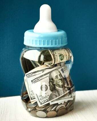 לשים חיסכון לילד שזה עתה נולד, למשך עשר שנים בריבית של 3%, זה לקבע עבורו תשואה נמוכה במיוחד | שאטרסטוק