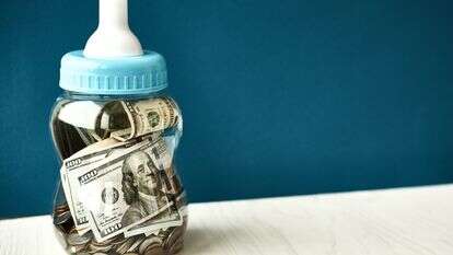 לשים חיסכון לילד שזה עתה נולד, למשך עשר שנים בריבית של 3%, זה לקבע עבורו תשואה נמוכה במיוחד | שאטרסטוק